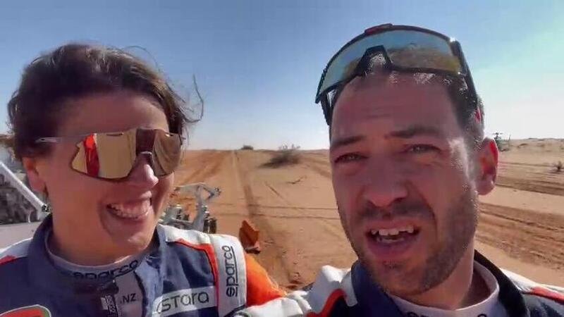 La macchina di Sanz - Gerini fa un brutto volo alla Dakar 2023, ma torna al campo [VIDEO]