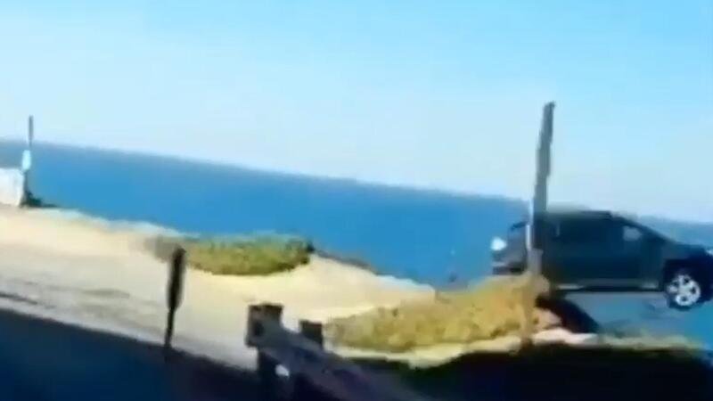 Salta nel vuoto con l&#039;auto in California: ripreso dalla dashcam [VIDEO] 