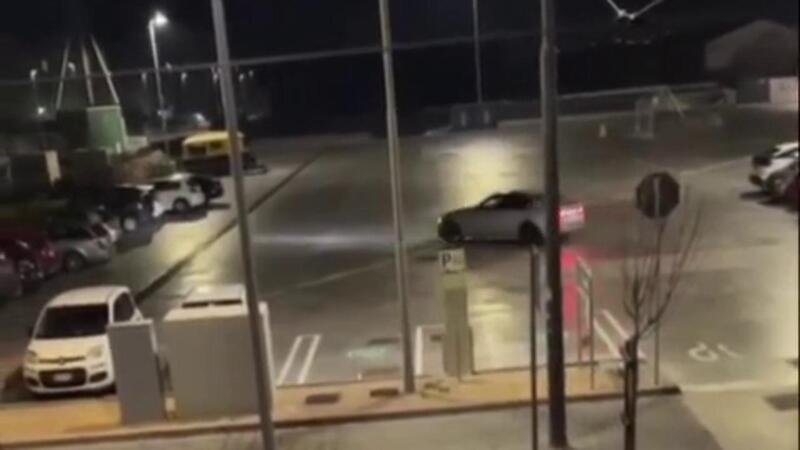 Scuola di drift nel parcheggio a Cagliari, ma arrivano i Carabineri [VIDEO]