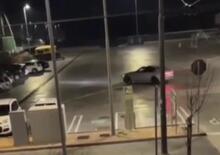 Scuola di drift nel parcheggio a Cagliari, ma arrivano i Carabineri [VIDEO]