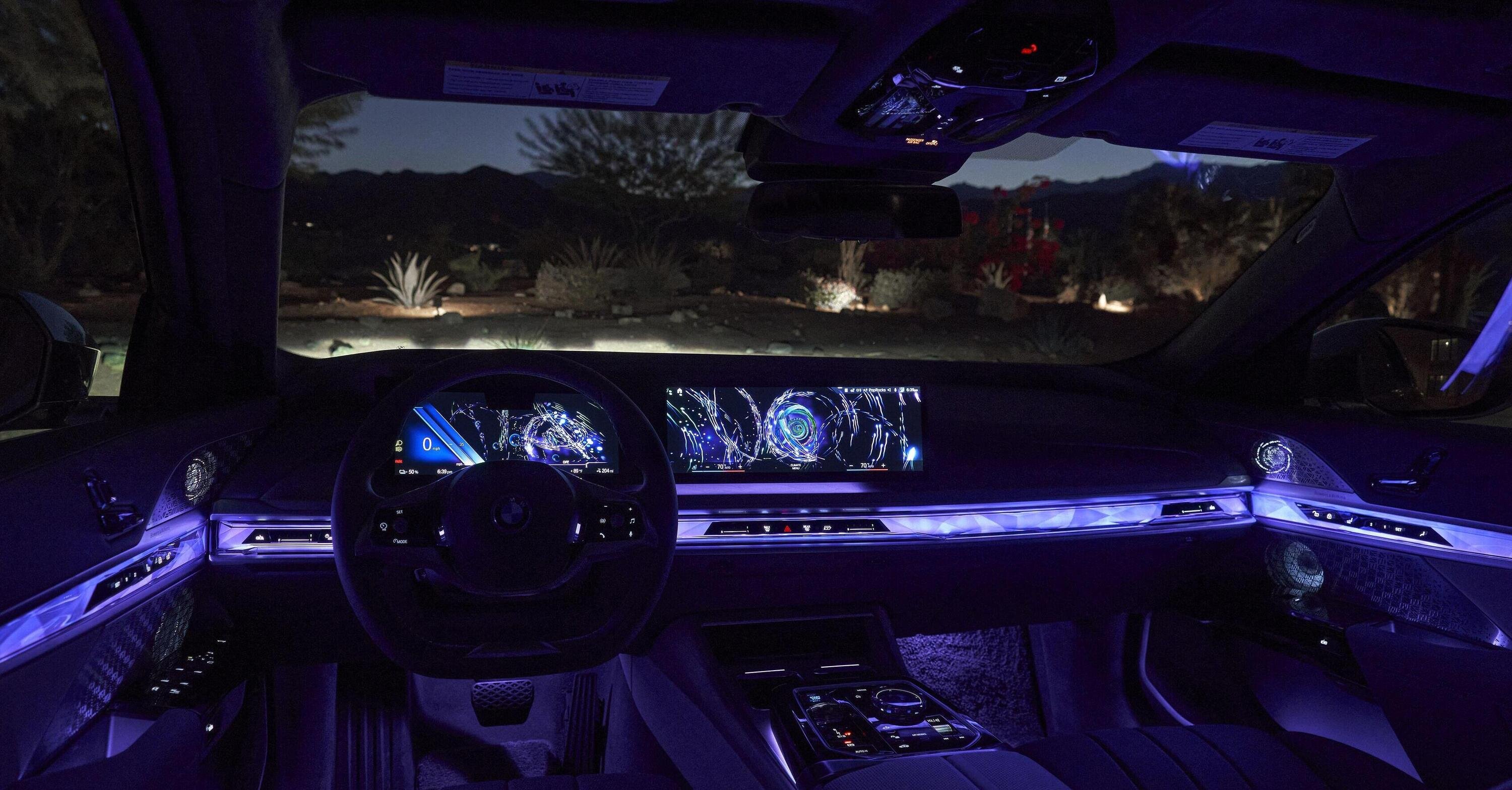 I grandi schermi in auto potrebbero essere messi fuorilegge: lo dice BMW