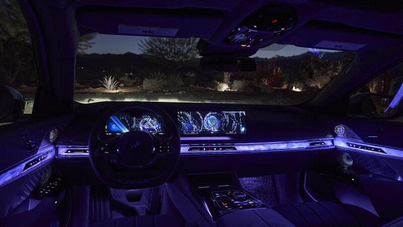 I grandi schermi in auto potrebbero essere messi fuorilegge: lo dice BMW