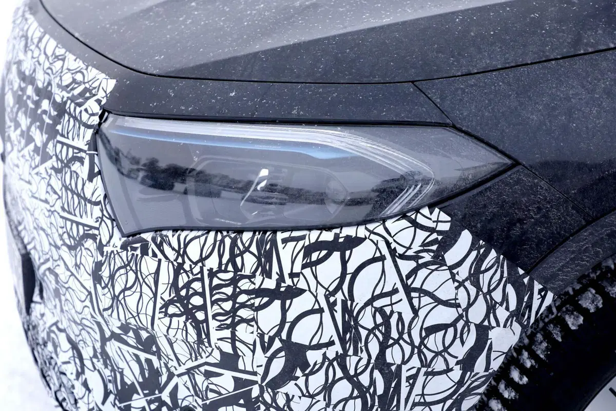 Mercedes EQA si rinnova, ecco le foto spia del nuovo Facelift (3)