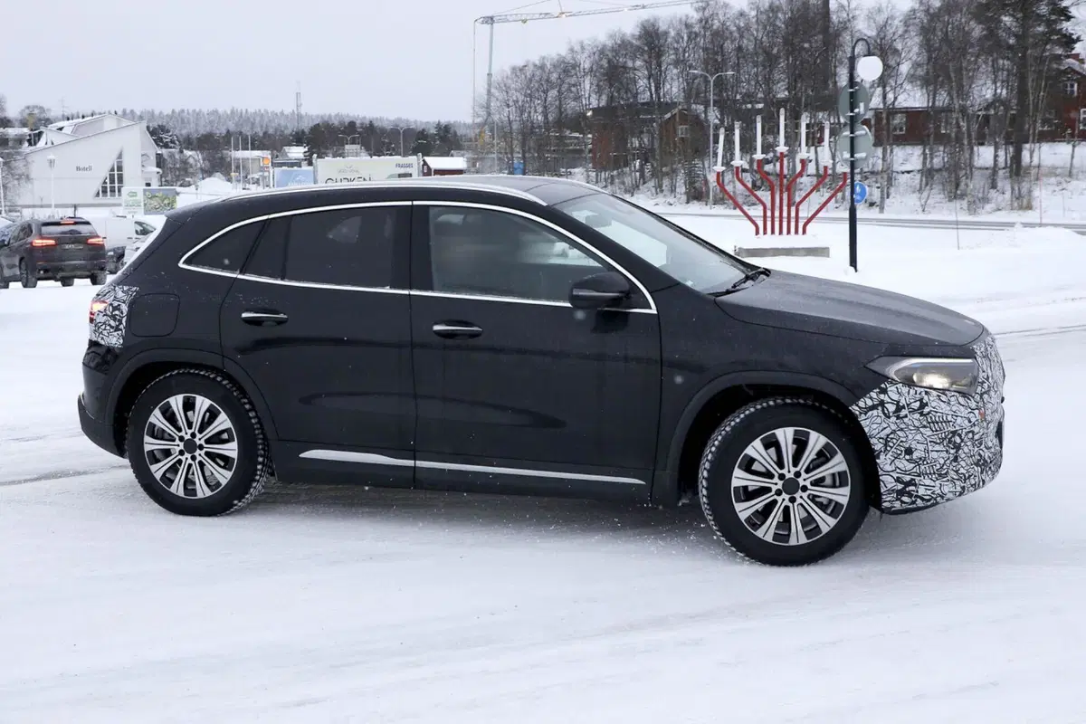 Mercedes EQA si rinnova, ecco le foto spia del nuovo Facelift (2)