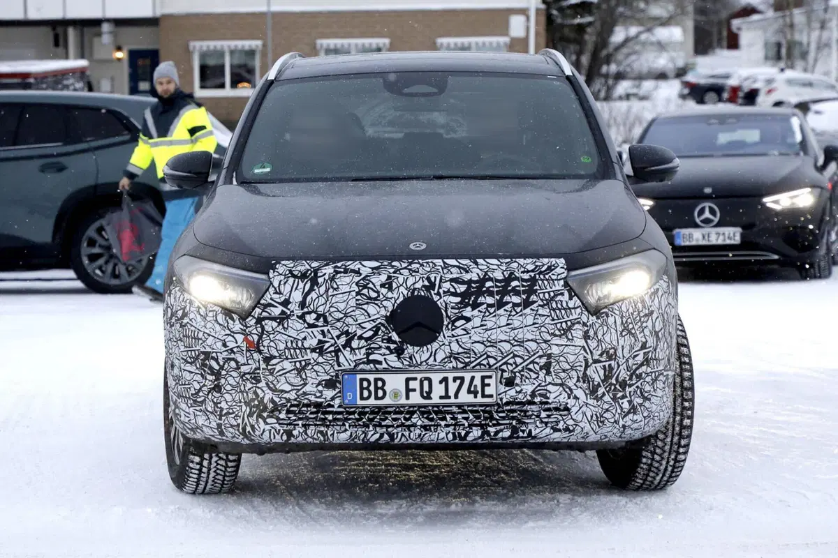 Mercedes EQA si rinnova, ecco le foto spia del nuovo Facelift (4)