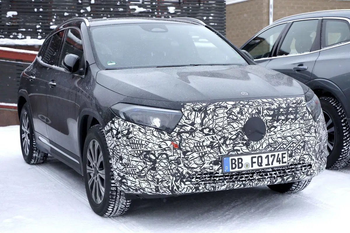 Mercedes EQA si rinnova, ecco le foto spia del nuovo Facelift (5)