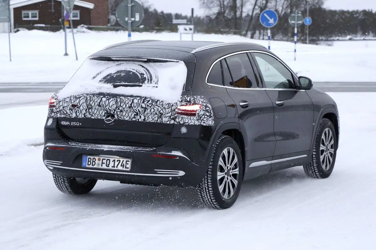 Mercedes EQA si rinnova, ecco le foto spia del nuovo Facelift (6)