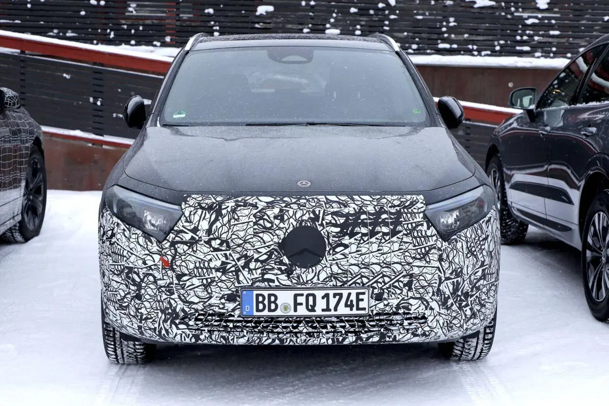Mercedes EQA si rinnova, ecco le foto spia del nuovo Facelift (7)