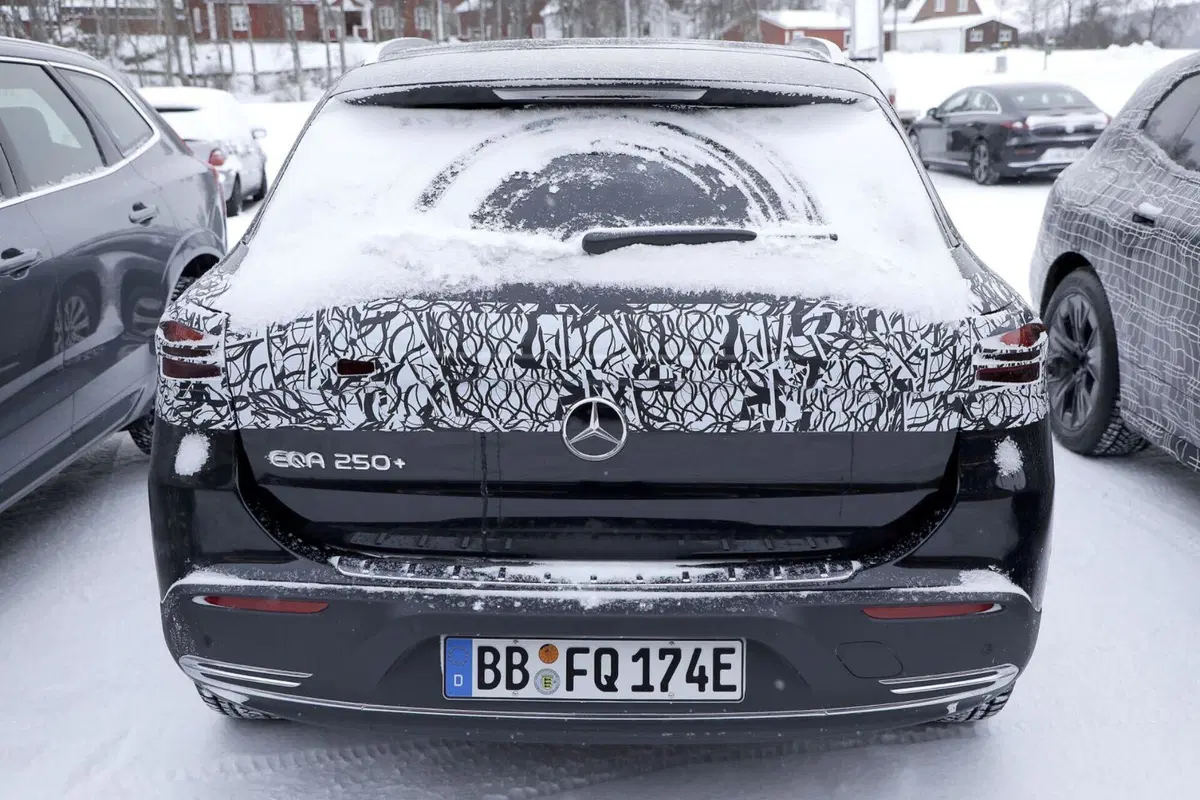 Mercedes EQA si rinnova, ecco le foto spia del nuovo Facelift (8)