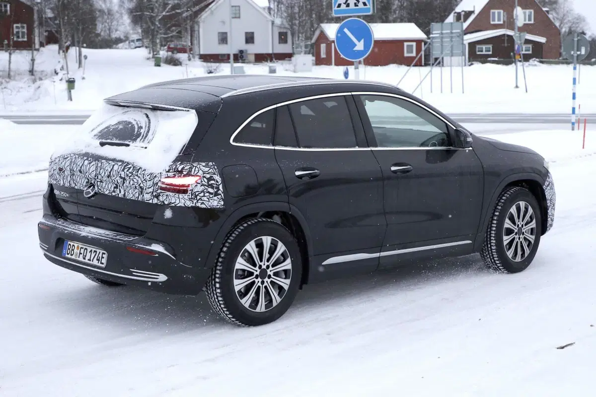 Mercedes EQA si rinnova, ecco le foto spia del nuovo Facelift (9)