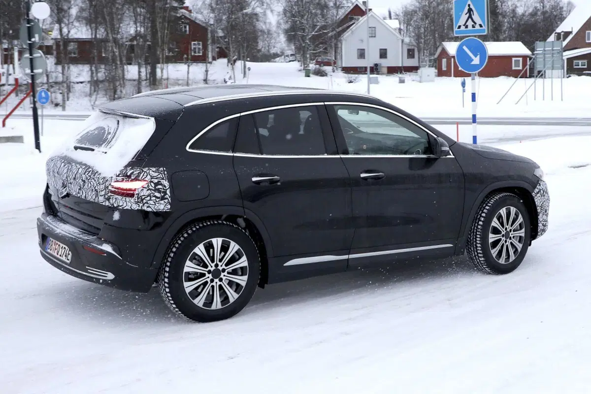 Mercedes EQA si rinnova, ecco le foto spia del nuovo Facelift (10)