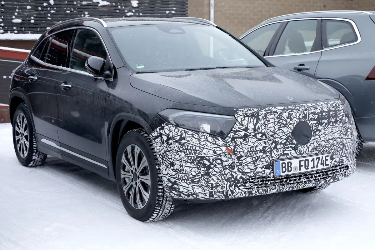 Mercedes EQA si rinnova, ecco le foto spia del nuovo Facelift (11)