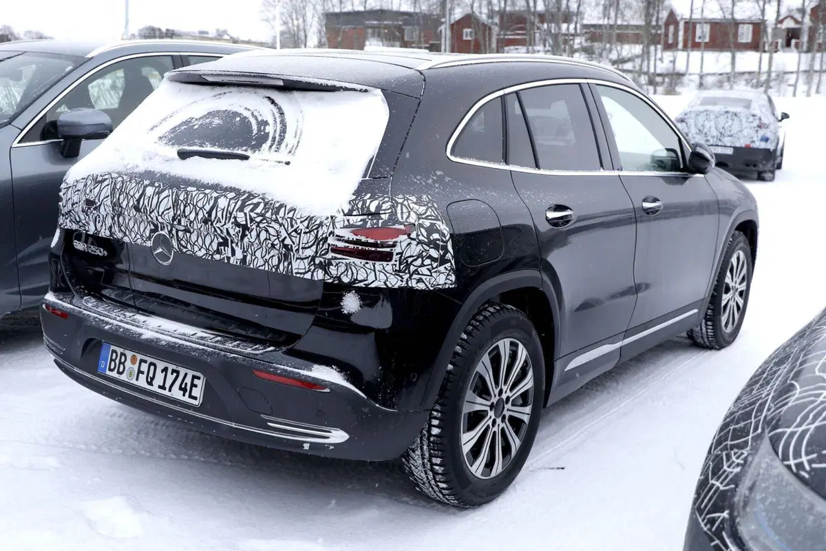 Mercedes EQA si rinnova, ecco le foto spia del nuovo Facelift (12)