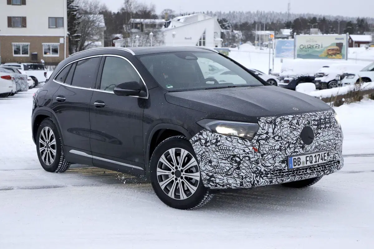 Mercedes EQA si rinnova, ecco le foto spia del nuovo Facelift (13)