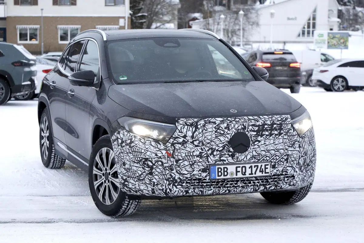 Mercedes EQA si rinnova, ecco le foto spia del nuovo Facelift (14)