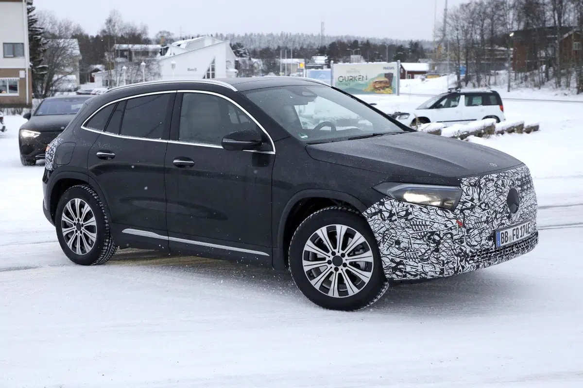 Mercedes EQA si rinnova, ecco le foto spia del nuovo Facelift (15)