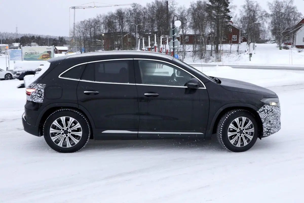Mercedes EQA si rinnova, ecco le foto spia del nuovo Facelift (18)