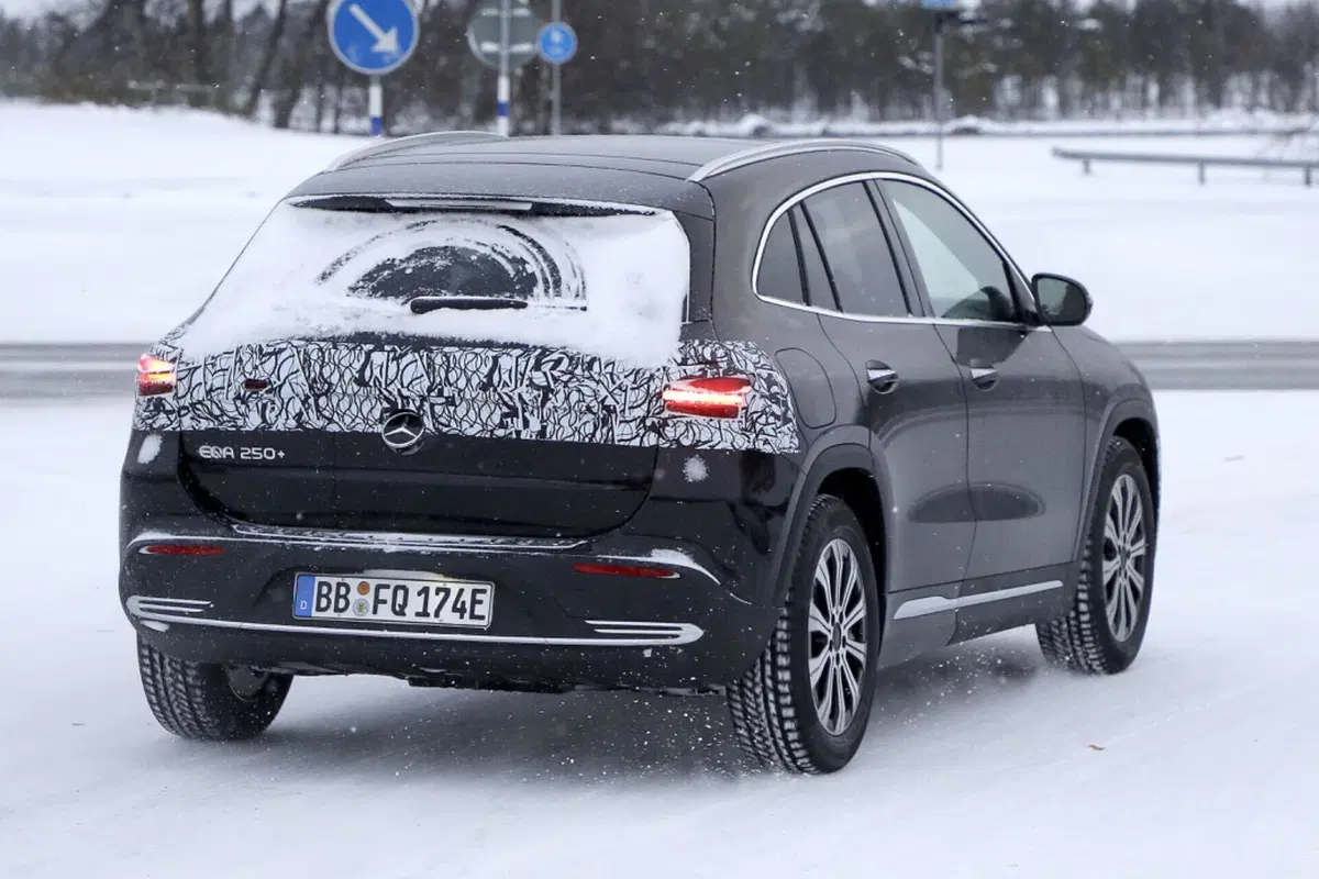 Mercedes EQA si rinnova, ecco le foto spia del nuovo Facelift (16)