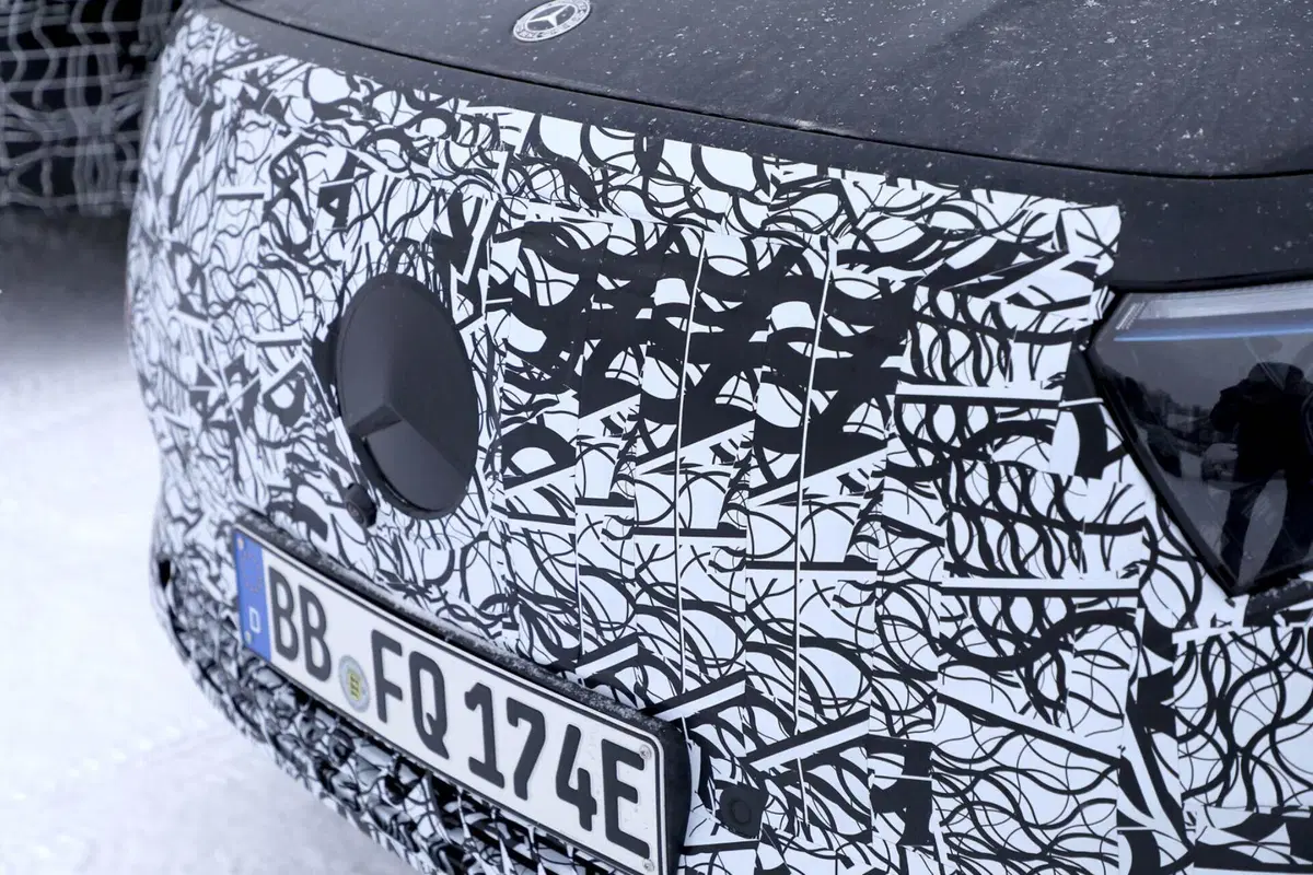 Mercedes EQA si rinnova, ecco le foto spia del nuovo Facelift (17)