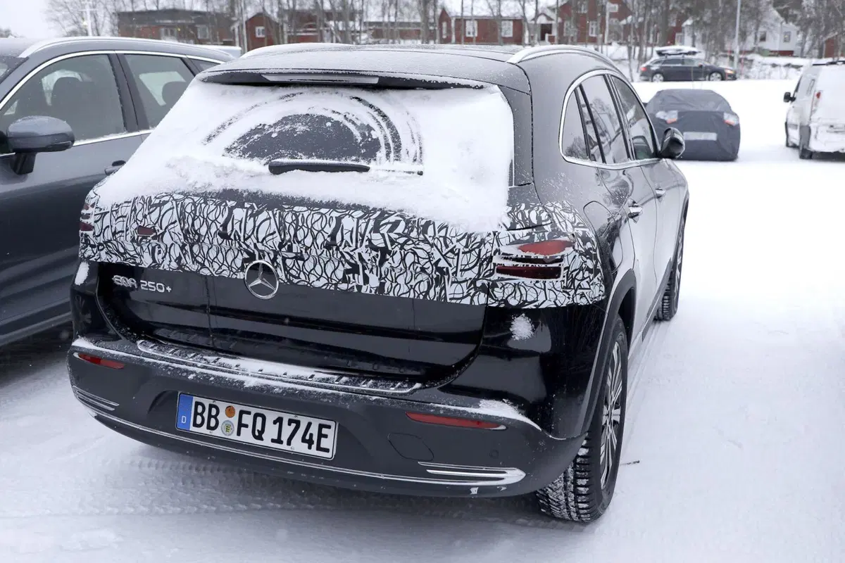 Mercedes EQA si rinnova, ecco le foto spia del nuovo Facelift (19)