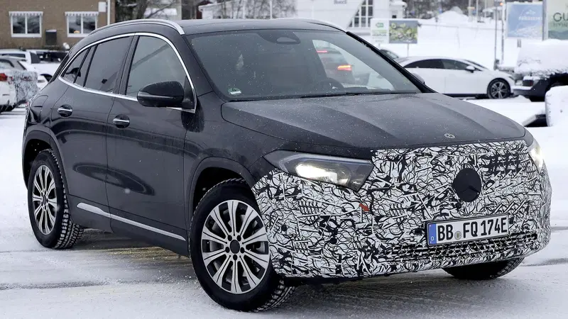 Mercedes EQA si rinnova, ecco le foto spia del nuovo Facelift