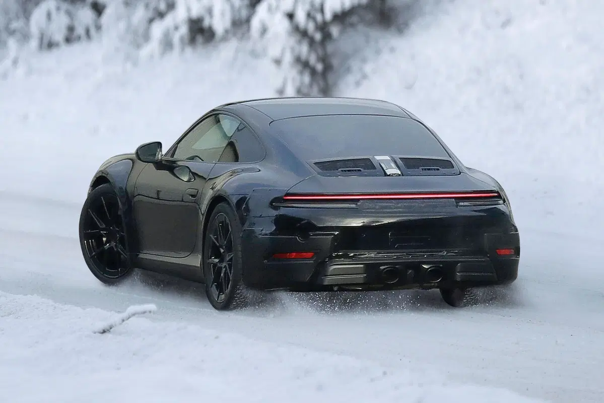 Porsche 911, ecco le foto spia del nuovo Facelift (2)
