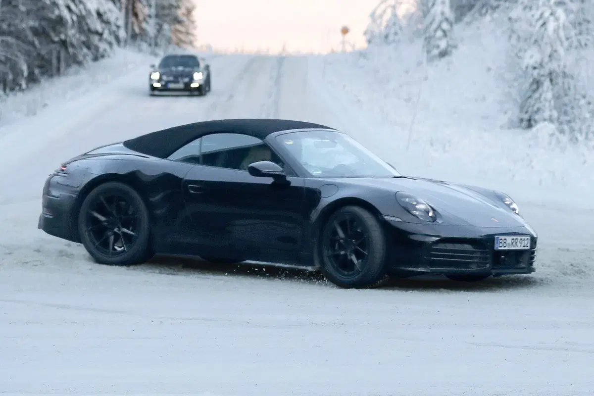 Porsche 911, ecco le foto spia del nuovo Facelift (3)