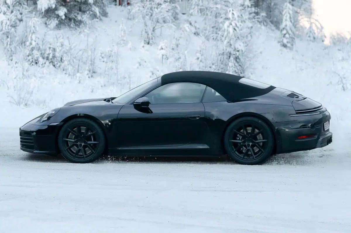 Porsche 911, ecco le foto spia del nuovo Facelift (4)