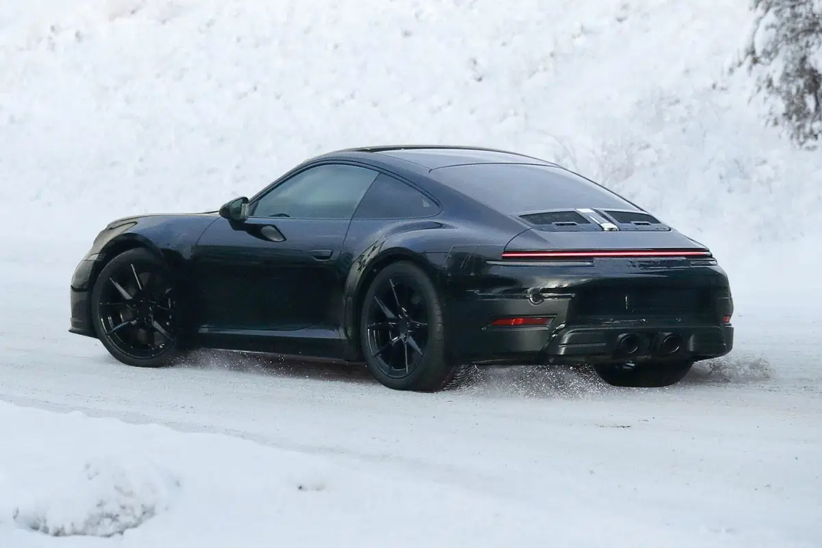 Porsche 911, ecco le foto spia del nuovo Facelift (7)