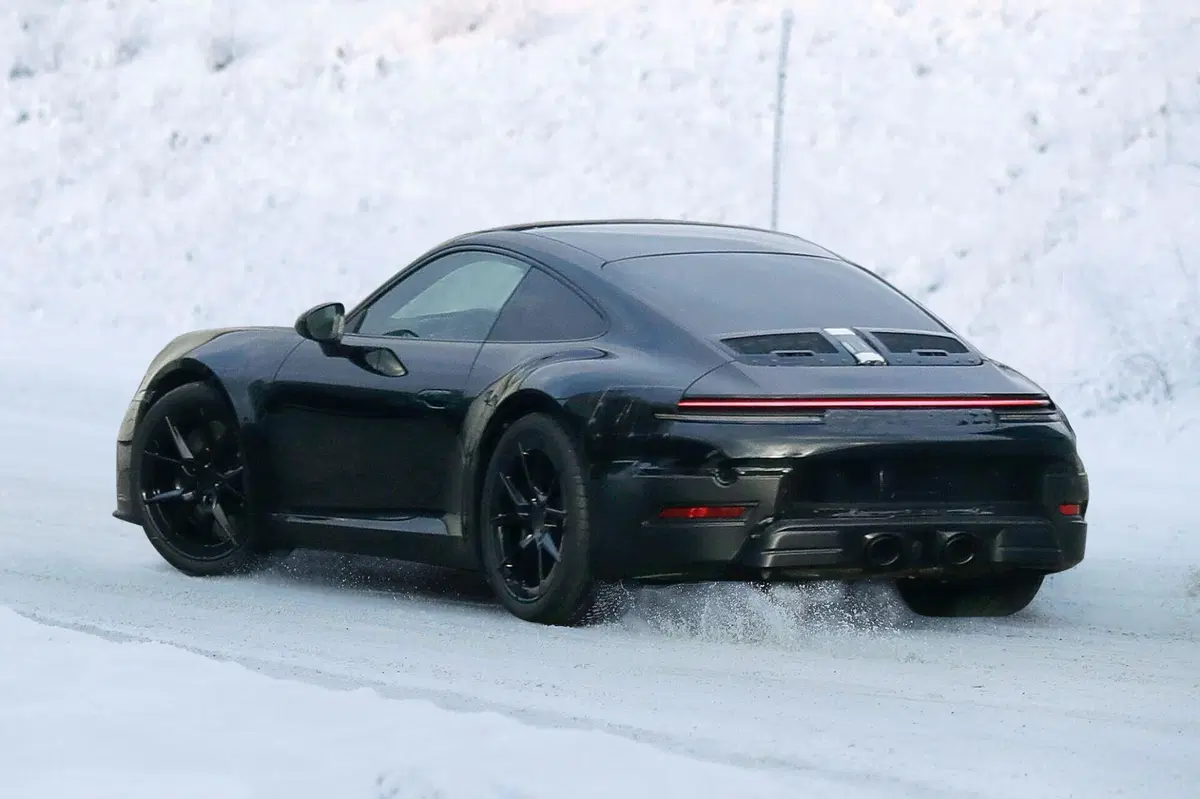 Porsche 911, ecco le foto spia del nuovo Facelift (5)