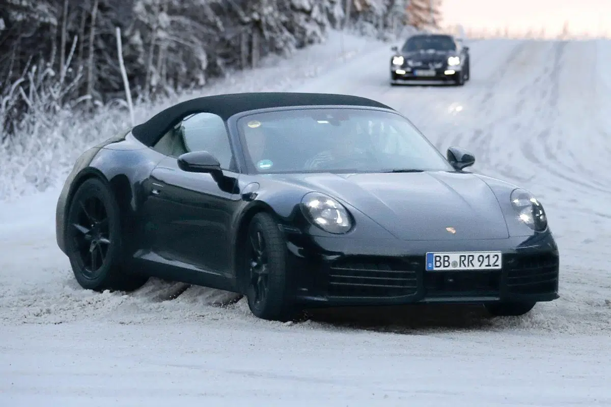 Porsche 911, ecco le foto spia del nuovo Facelift (8)