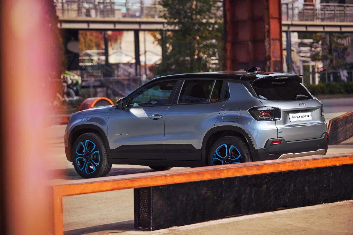 Jeep Avenger: ecco gli interni e i dettagli della meccanica a Parigi 2022 (13)