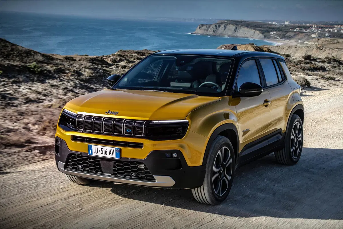 Jeep Avenger: ecco gli interni e i dettagli della meccanica a Parigi 2022 (15)