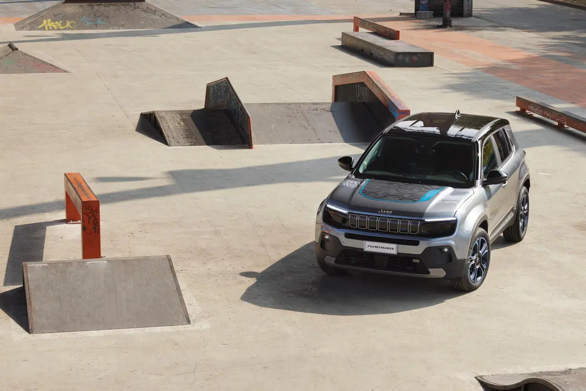 Jeep Avenger: ecco gli interni e i dettagli della meccanica a Parigi 2022 (16)