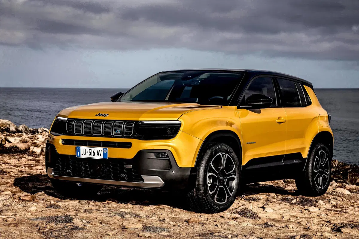 Jeep Avenger: ecco gli interni e i dettagli della meccanica a Parigi 2022 (20)