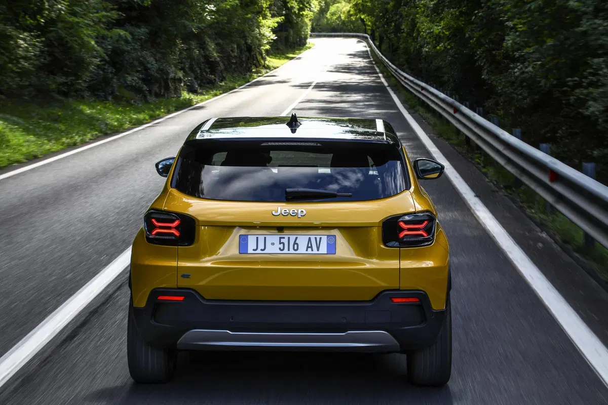 Jeep Avenger: ecco gli interni e i dettagli della meccanica a Parigi 2022 (37)