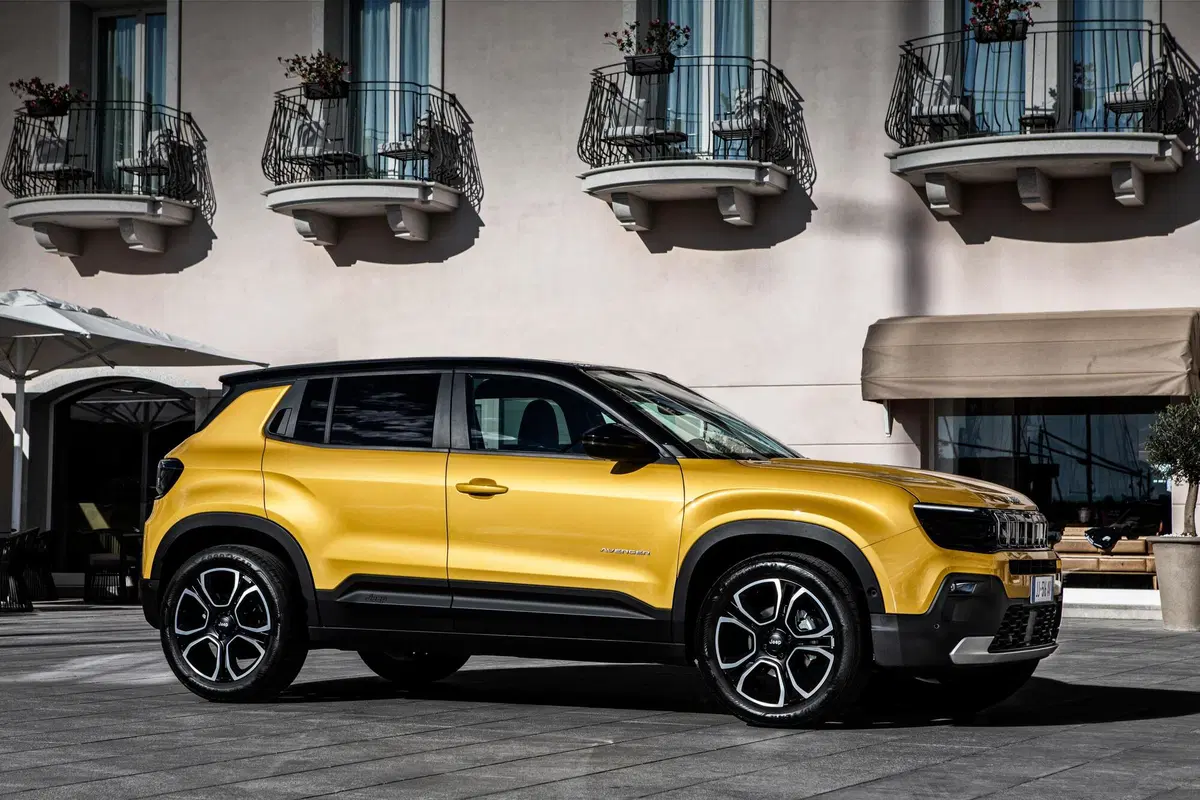 Jeep Avenger: ecco gli interni e i dettagli della meccanica a Parigi 2022 (43)