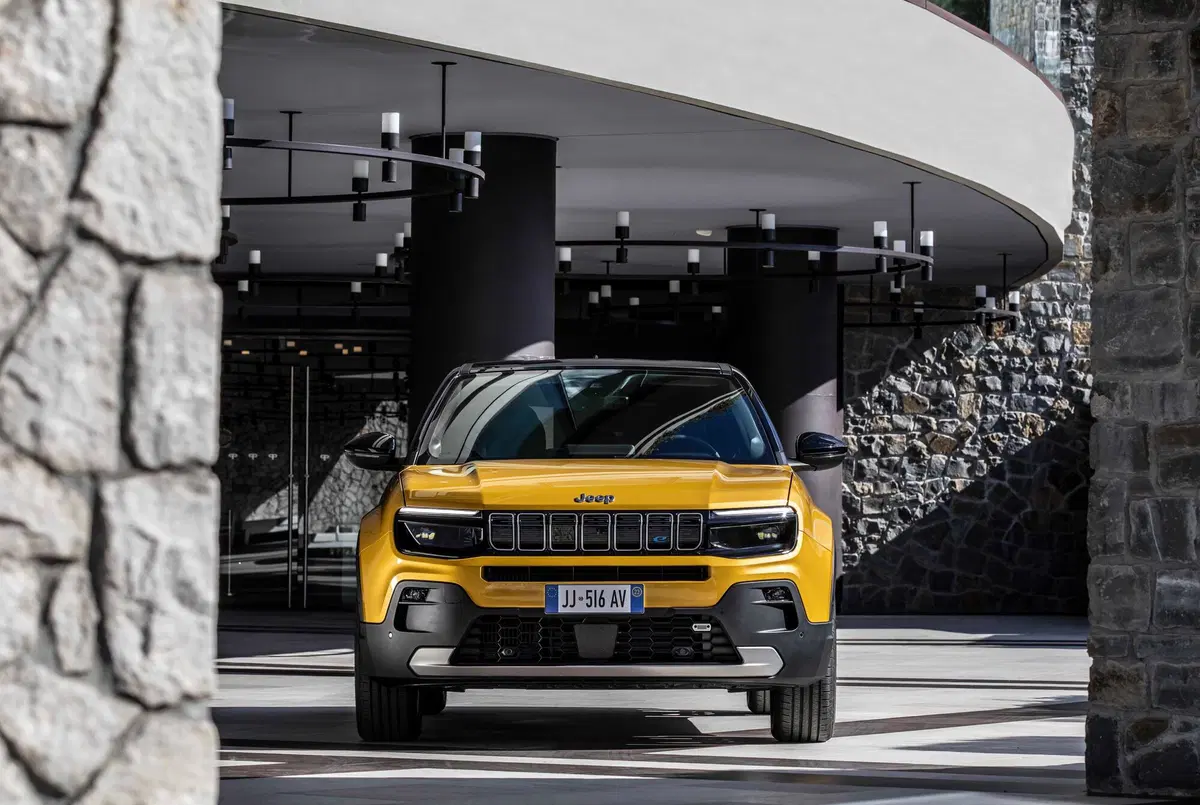Jeep Avenger: ecco gli interni e i dettagli della meccanica a Parigi 2022 (49)