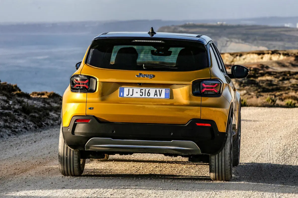 Jeep Avenger: ecco gli interni e i dettagli della meccanica a Parigi 2022 (54)