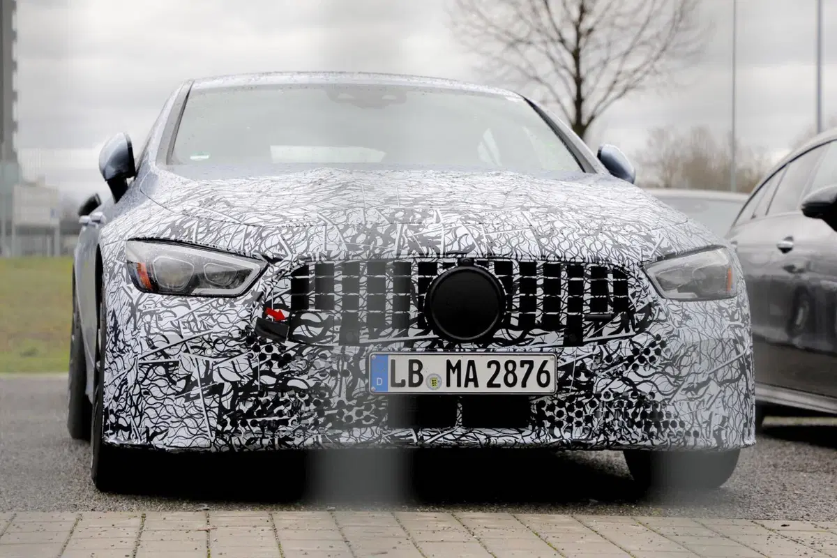 Mercedes AMG GT 4 porte, ecco le foto spia del nuovo Facelift (3)