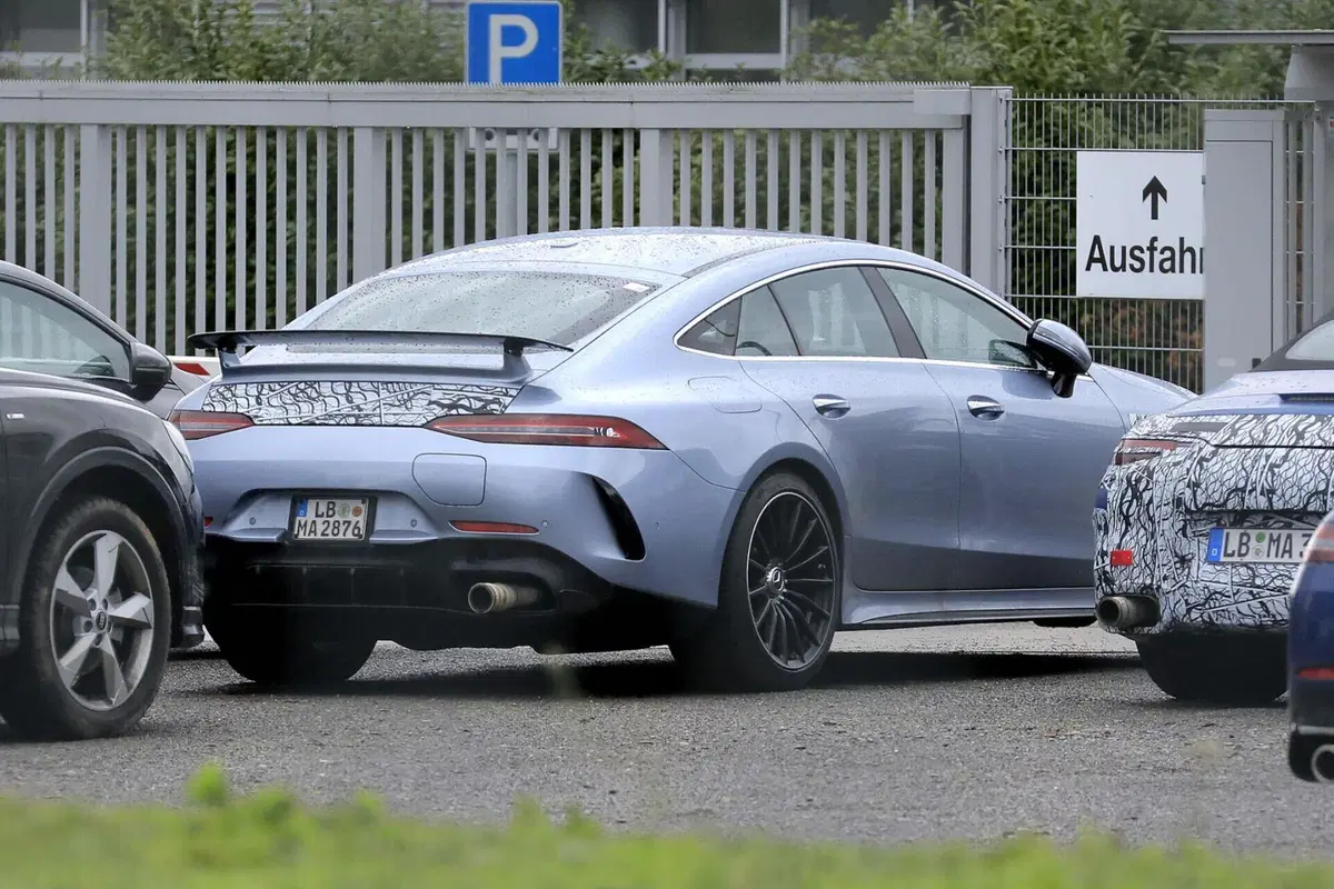Mercedes AMG GT 4 porte, ecco le foto spia del nuovo Facelift (2)