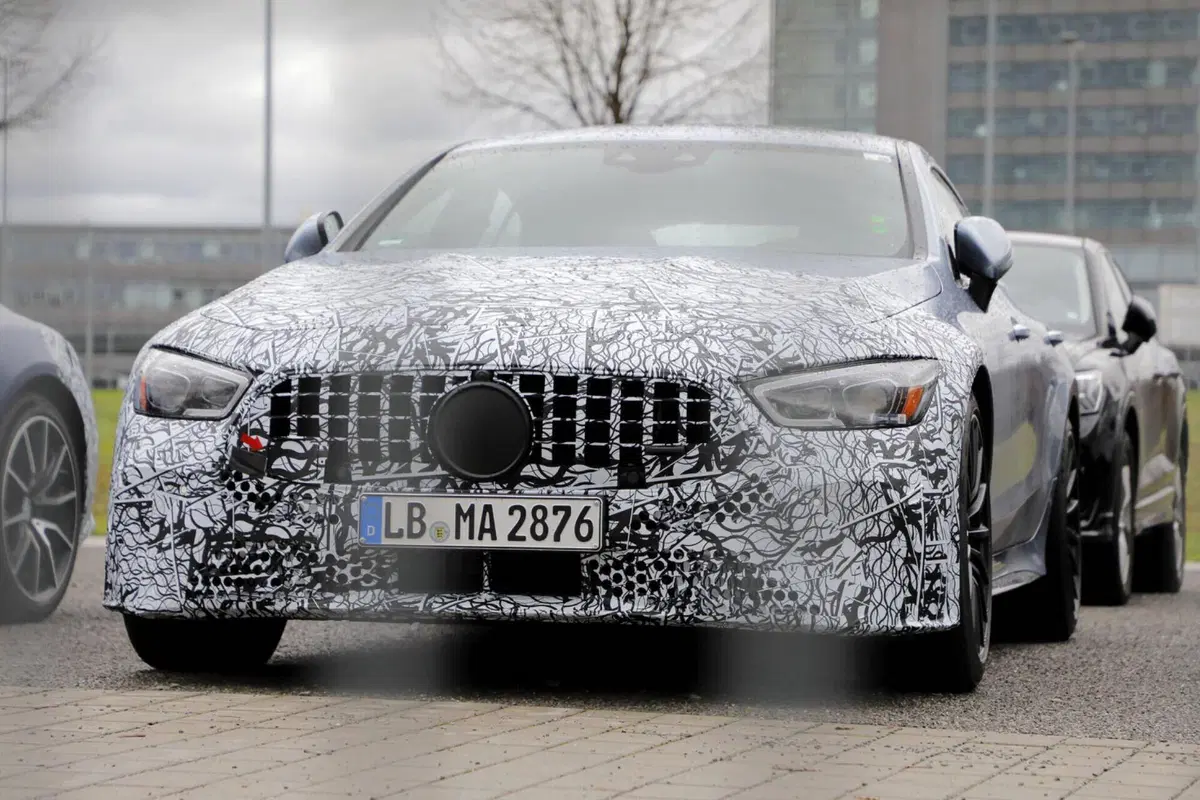 Mercedes AMG GT 4 porte, ecco le foto spia del nuovo Facelift (6)