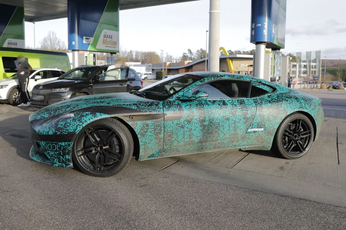 Nuova Aston Martin DB12, ecco le foto spia (2)