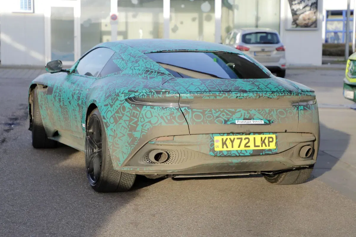 Nuova Aston Martin DB12, ecco le foto spia (3)