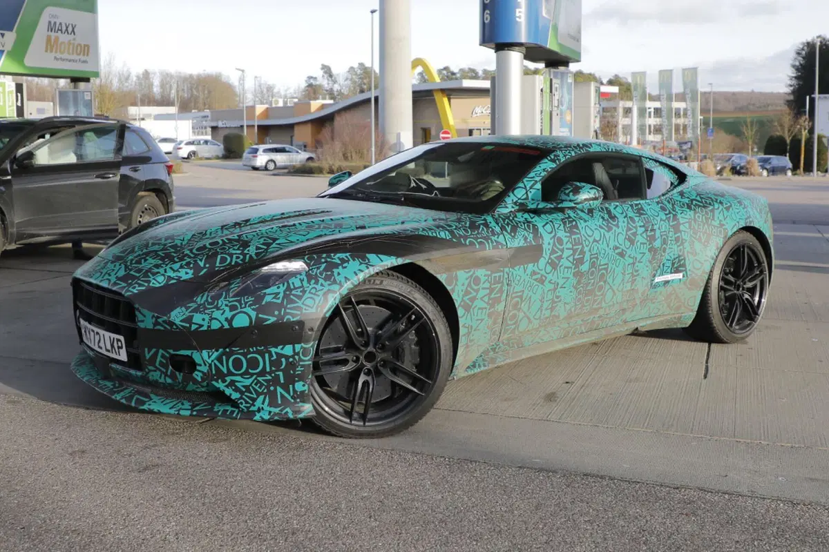 Nuova Aston Martin DB12, ecco le foto spia (4)