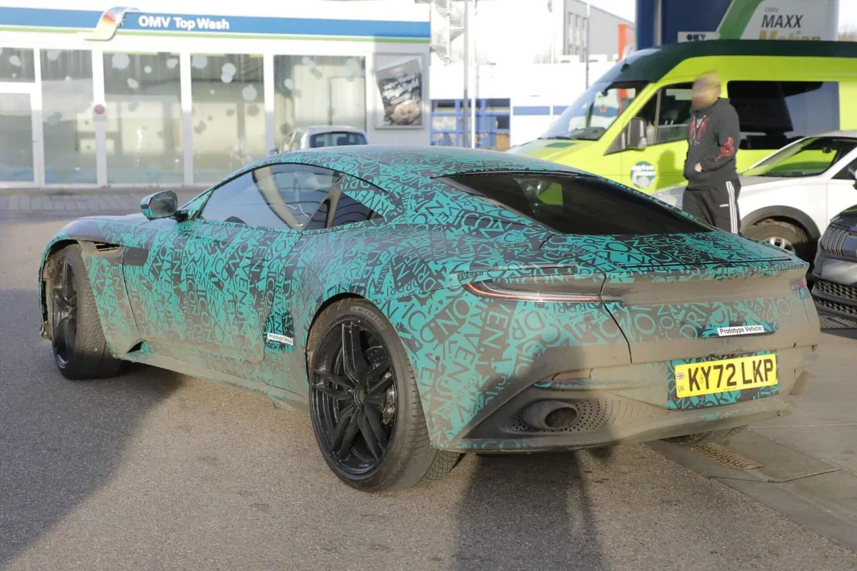Nuova Aston Martin DB12, ecco le foto spia (5)