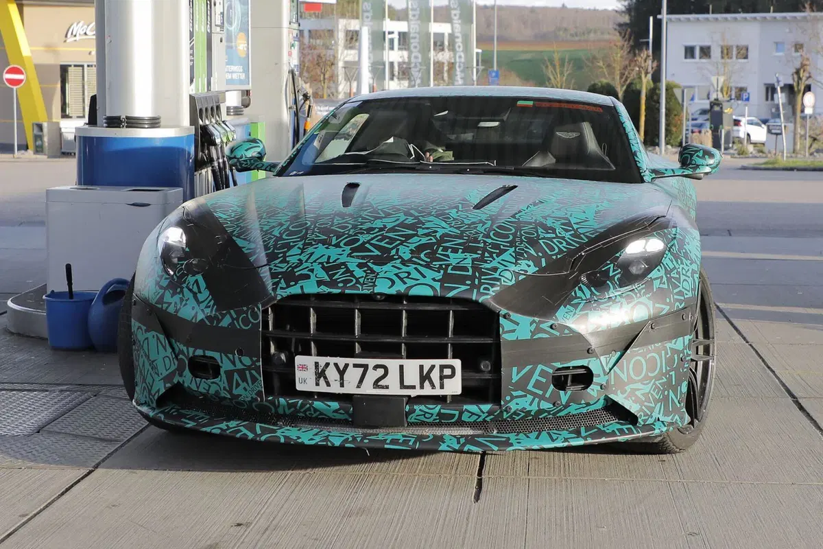 Nuova Aston Martin DB12, ecco le foto spia (7)
