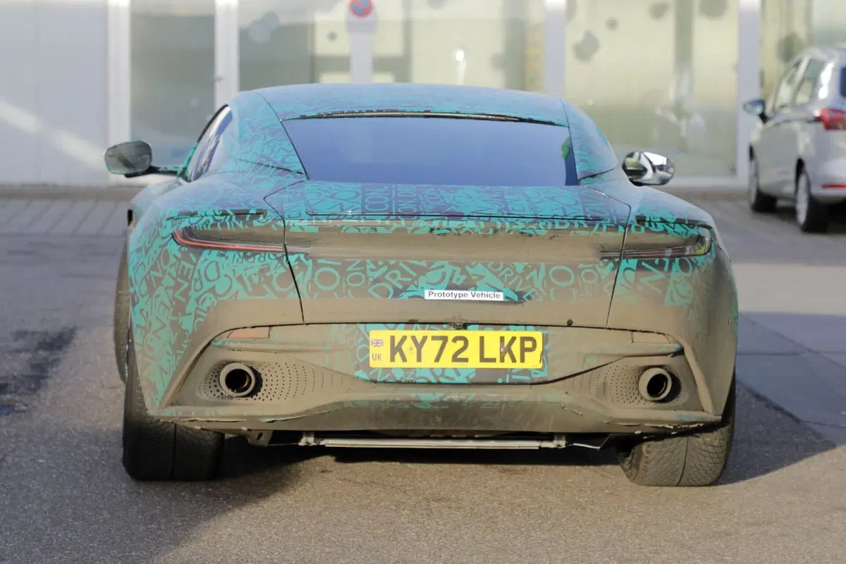 Nuova Aston Martin DB12, ecco le foto spia (6)