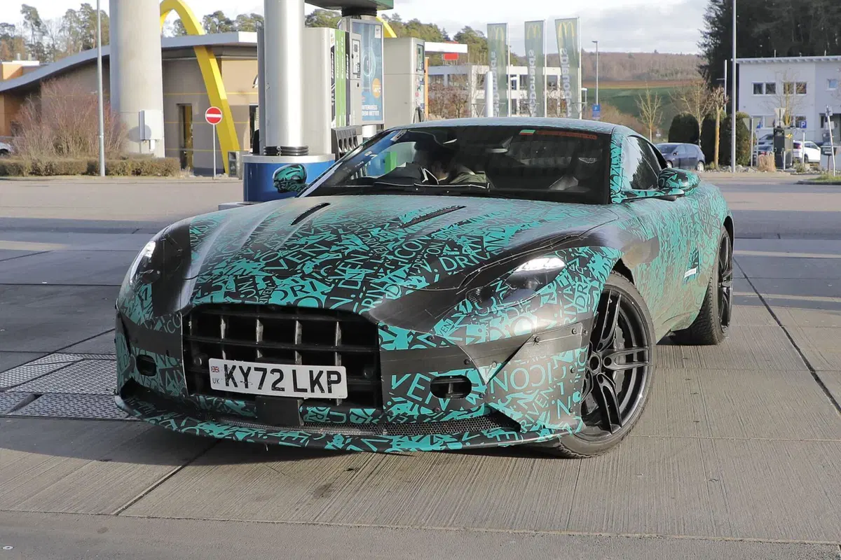Nuova Aston Martin DB12, ecco le foto spia (8)