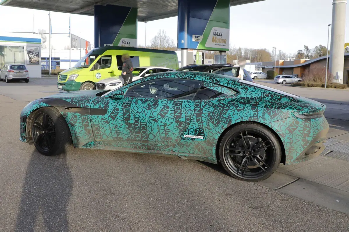 Nuova Aston Martin DB12, ecco le foto spia (9)